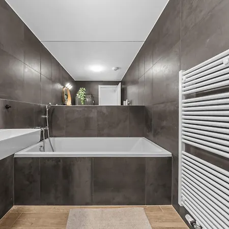 Eurovea Tower - The First Skyscraper In Slovakia 公寓