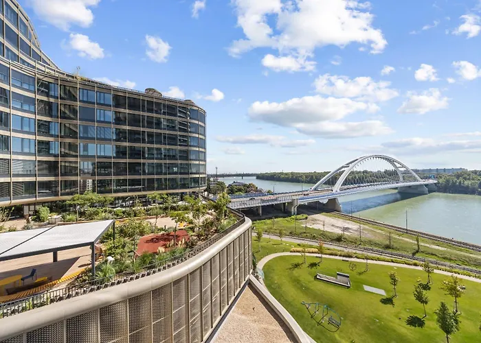 Eurovea Tower - The First Skyscraper In Slovakia * براتسيلافا